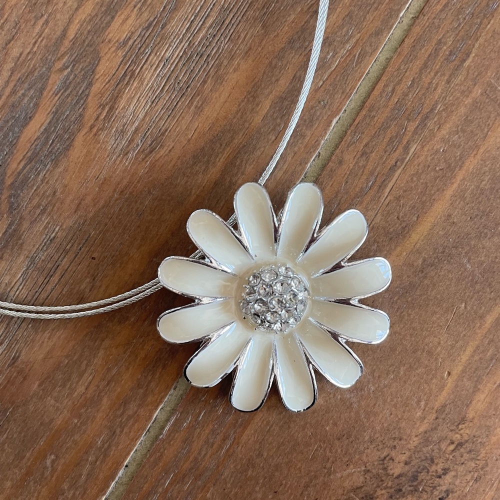 Gloria Vanderbilt Daisy earrings and necklace